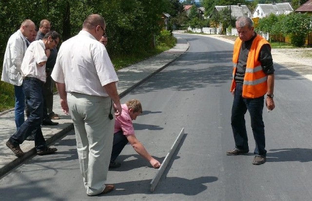 Spór o remont drogi powiatowej w Olesznie nie został rozwiązany. Czy sprawa zakończy się w sądzie?  