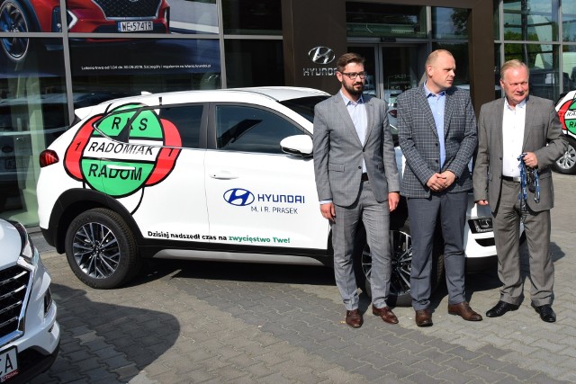 Sławomir Stempniewski (z prawej) prezes Radomiaka odbiera klucze do samochodów od przedstawicieli Autoryzowanego Dealera Hyundai Radom, Marka Praska (z lewej) i Bartłomieja Pindakiewicza.