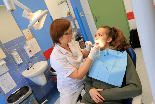 Szukasz dobrego dentysty w Rzeszowie? Zobacz ranking 10 stomatologów polecanych przez największą liczbę użytkowników serwisu ZnanyLekarz.pl. Publikujemy nazwiska dentystów, adresy ich gabinetów oraz ceny wybranych usług.Zobacz też: TOP 10 ginekologów w Rzeszowie