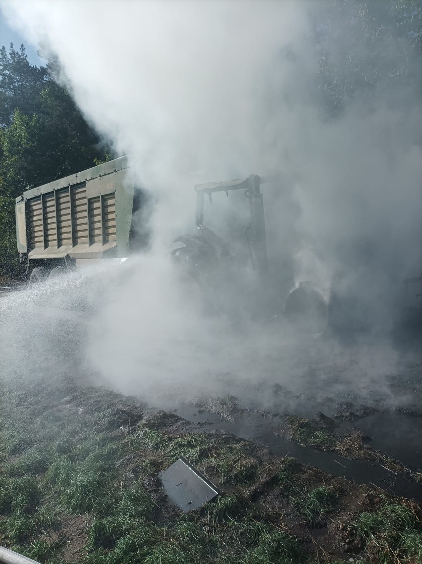 Pożar ciągnika rolniczego w gminie Krzynowłoga Mała. 3 października 2023. Zdjęcia