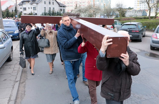 Wielki drewniany krzyż ponieśli w piątek grudziądzanie ulicami miasta. Około 500 osób, modląc się, przeszło z parafii Świętych Apostołów Piotra i Pawła na osiedlu Lotnisko do kościoła  Wniebowzięcia Najświętszej Maryi Panny przy ul. Moniuszki, gdzie wierni wzięli udział we mszy świętej. W niedzielę obchodzić będziemy Niedzielę Palmową, która rozpocznie Wielki Tydzień, czas upamiętniający ostatnie dni Chrystusa.  