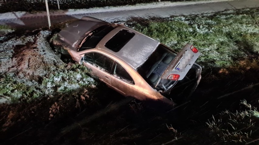 Poważny wypadek na DK32 w Wielkopolsce. Samochód wylądował w...