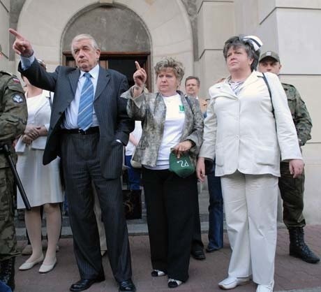 Minister Zbigniew Religa usiłował przemówić do strajkujących lekarzy i pielęgniarek, ale okrzyki "strajkujemy&#8221; uniemożliwiły mu to