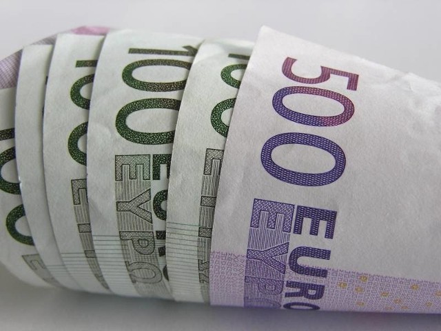 Zatrzymani młodzi mężczyźni próbowali zapłacić fałszywymi banknotami o nominale 50 euro.