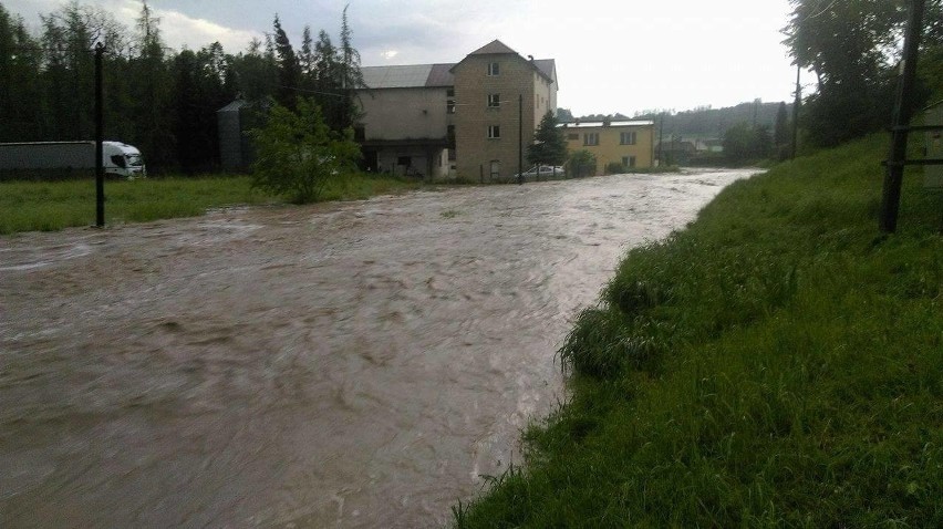 Wielka burza nad Chrzanowem. Zalane domy, drogi, połamane drzewa. Sytuacja jest poważna