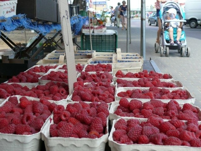 Tanie truskawki, ceny pomidorów spadają, a maliny po 5 złMaliny na targu w Stalowej Woli były w cenie od 5 do 6 zł za pojemnik.