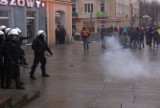 Białystok. Kibice kontra policjanci na Rynku Kościuszki. Skończyło się mandatami i zatrzymaniami (wideo)