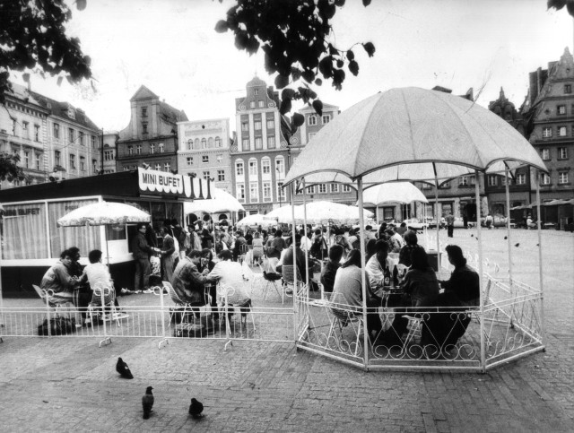 Upały nie dokuczają nam tylko w te wakacje. Starsi wrocławianie pamiętają czasy, kiedy słupki rtęci na termometrach o wiele bardziej niż dziś szybowały w górę. Jak sobie wtedy radzili? Lody, woda z sokiem (lub bez) z ulicznego saturatora, zimne napoje (te wyskokowe, zimne, po godzinie 13.). Oto zdjęcia Tadeusza Szweda sprzed lat. Zobacz na kolejnych slajdach jak radziliśmy sobie z upałem - posługuj się myszką, klawiszami strzałek na klawiaturze lub gestami