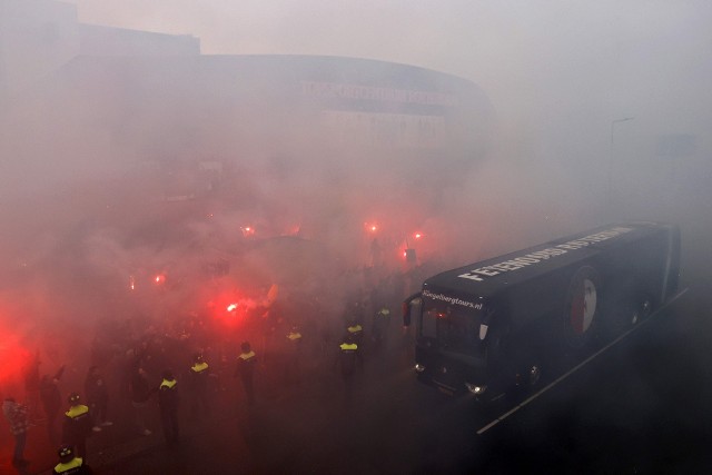 Zamieszki po hicie Feyenoord - Ajax. Kibice zaatakowali autokar gości. Doszło do starć z policją [WIDEO]
