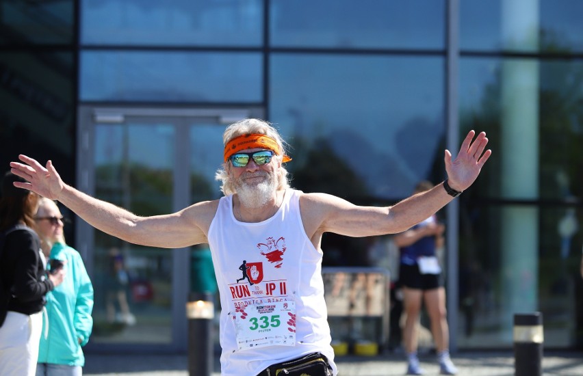Setki biegaczy wzięło udział w Run Toruń 2022. Bieg główny...