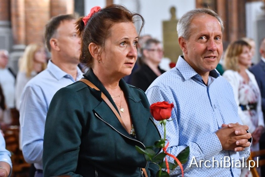 Ponad 50 par przybyło do archikatedry na świętowanie rocznic...