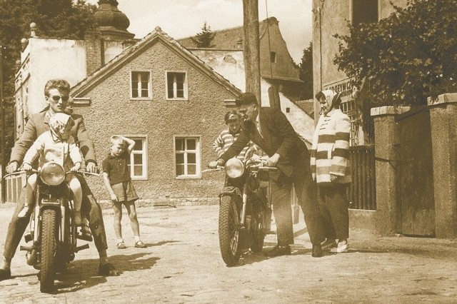 Rok 1962. Aleksander Osuch z żoną Bronisławą (przy motocyklu z prawej strony) podczas odwiedzin w Brożcu. Ich córka Hania z Walterem Rogoschem na drugim motorze.