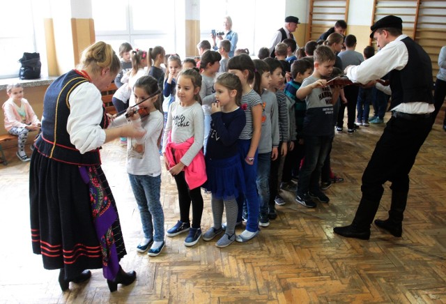 Członkowie kapeli Zdzisława Kwapińskiego uczyli dzieci gry na instrumentach ludowych.