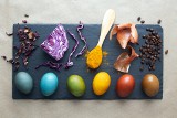 Pisanki wielkanocne warto barwić naturalnymi sposobami. Te ekologiczne barwniki masz w kuchni. Poznaj symbolikę kolorów wielkanocnych jajek