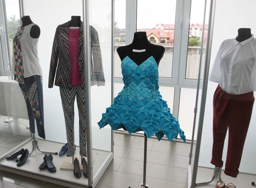 Wystawa niecodziennych ubiorów studentów uniwersytetu w Radomiu (wideo, zdjęcia)