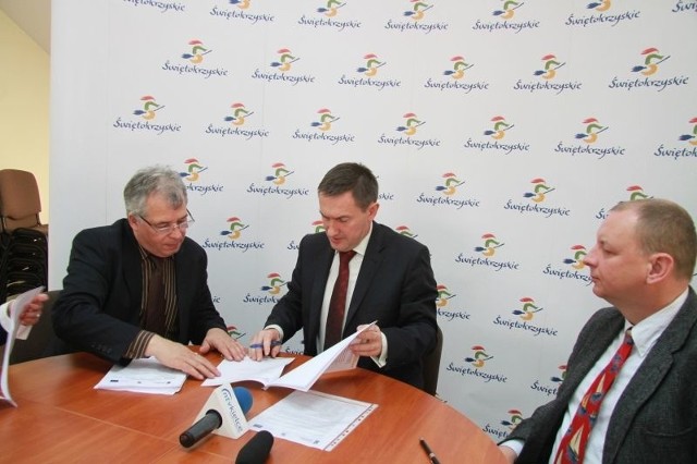 Grzegorz Świercz, wicemarszałek województwa świętokrzyskiego (w środku) składa podpis pod umową na wykonanie zadania "Rozbudowa Sieci LAN&#8221;.