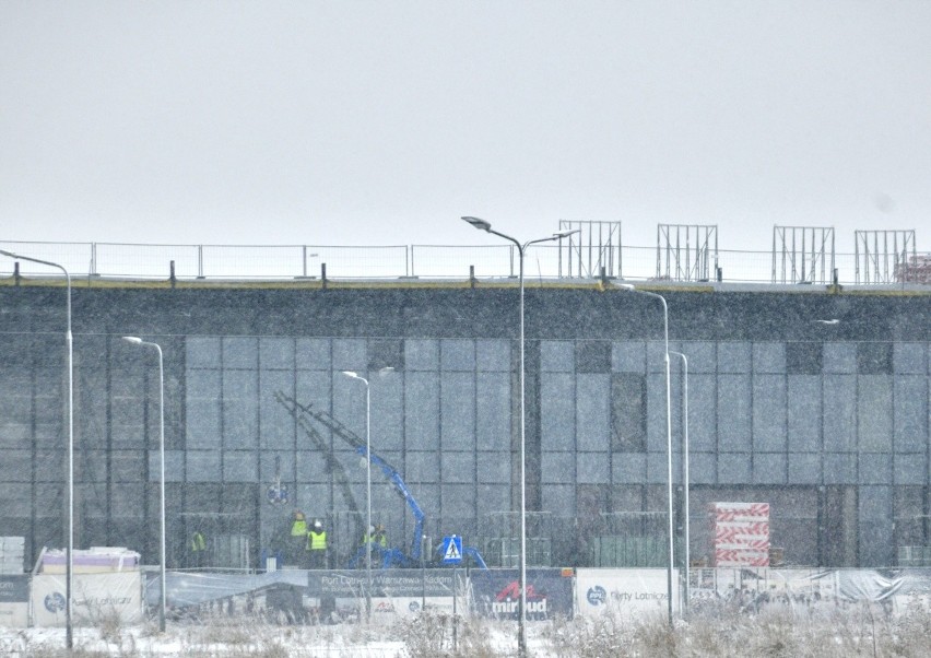 Budowa lotniska w Radomiu. Mimo niekorzystnej pogody trwają prace przy terminalu. Zobacz zdjęcia