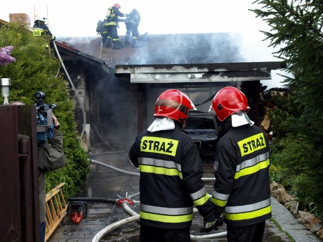 Zdjęcie: Droga w Niekłonicach została zablokowana przez wozy strażackie. Udział w akcji wzięło aż osiem zastępów PSP. 