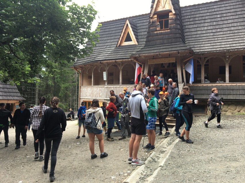 Tatry. Turystów na górskich szlakach jest sporo, ale tłumów (na szczęście) nie spotkamy