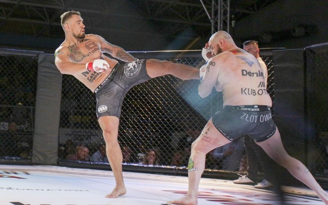 Gala Amber Fight MMA 1 w Słupsku. W walce wieczoru zwyciężył Łukasz Kulpa (po lewej) wygrywając z Taxi Złotówą.