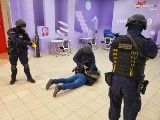 Ćwiczenia policji "Galeria 2023" w Rybniku. Symulowano reakcję na atak przestępców i pożar na zamkniętym parkingu