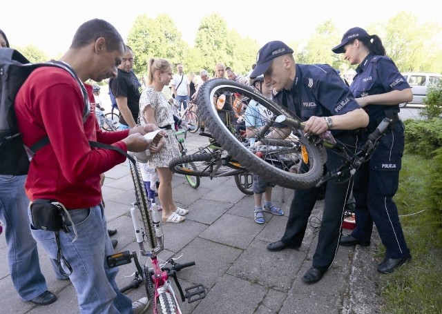 Słupscy policjanci ostatnio znakowali rowery podczas 42. Dziecięcych Wyścigów Kolarskich "Głosu Pomorza&#8221;. W sezonie takich akcji prowadzą kilkanaście. 