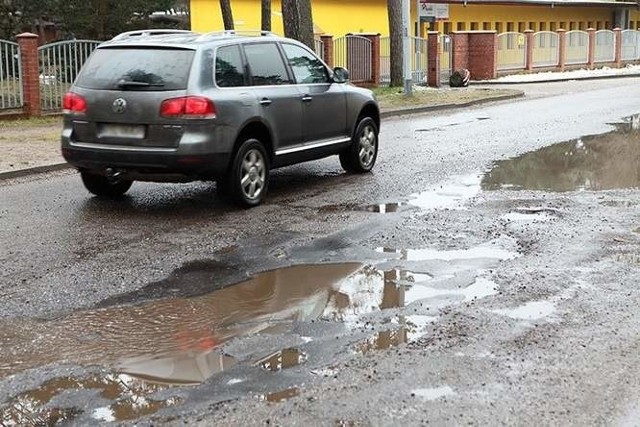 Takie kałuże mają przejść do historii dzięki umowie partnerskiej zawartej w sprawie remontu ulicy Wczasowej. Dzisiaj ulicą nie da się bezpiecznie jeździć i chodzić, nie wspominając o jej wyglądzie.