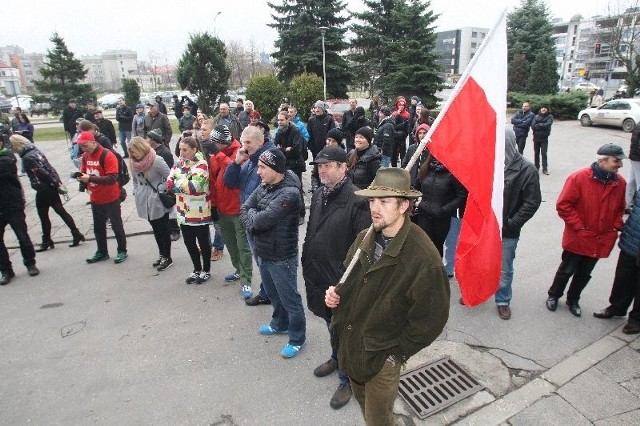 Manifestacja Kongresu Nowej Prawicy i Ruchu Narodowego pod urzędem wojewódzkim w Kielcach.