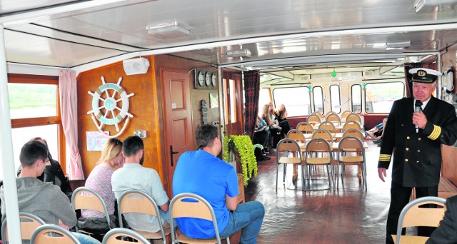 Tadeusz Prokop, kapitan żeglugi śródlądowej w Sandomierzu opowiadał młodzieży o swojej działalności. Spotkanie odbyło się na statku.