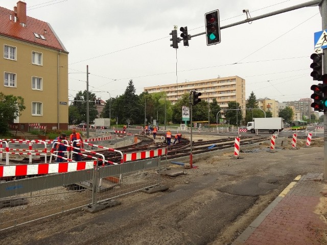 Na budowie prowadzone są jedynie prace przy zabezpieczeniu położonego już torowiska