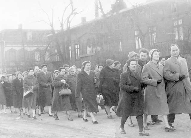 Na tym zdjęciu z lat 50. widać nieistniejące już kamienice przy ul. Chrobrego w Toruniu oraz budynek mleczarni centralnej