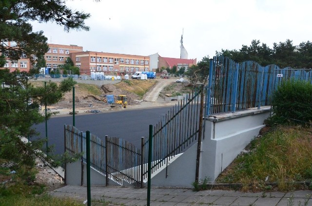 Położone w niecce boiska wreszczie zyskują nowe nawierzchnie