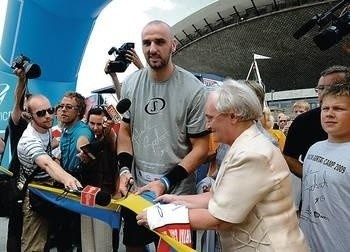 Marcin Gortat w nietypowej dla siebie roli oficjela przecina wstęgę na nowym, letnim boisku koszykówki pod katowickim "Spodkiem" Fot. Michał Klag