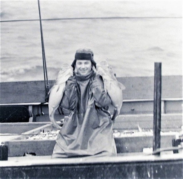 Na naszych fotografiach kutry "Korabia" Ust-105 i Ust-107 na łowisku koło Bornholmu w lutym 1974 roku