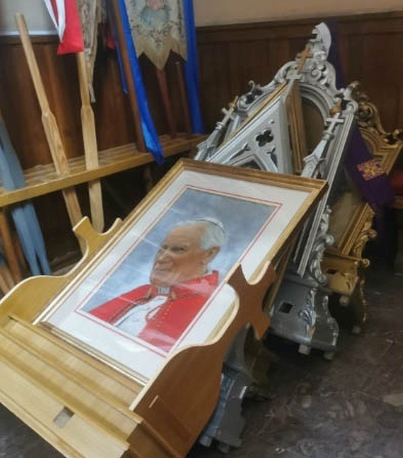 W kościele w Makowie Mazowieckim zniszczone zostały obrazy. Policja zatrzymała podejrzanego. 2.08.2022. Zdjęcia