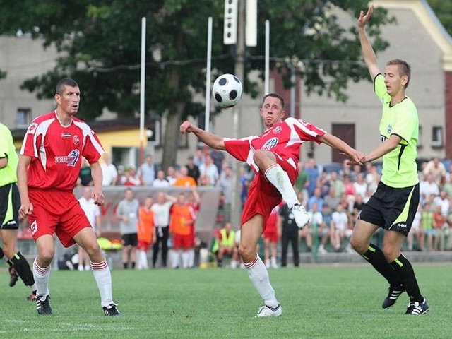 W meczu Pucharu Polski, Bytovia II Bytów pokonala II-ligowy Stomil (OKS) Olsztyn 2:1 (0:0)