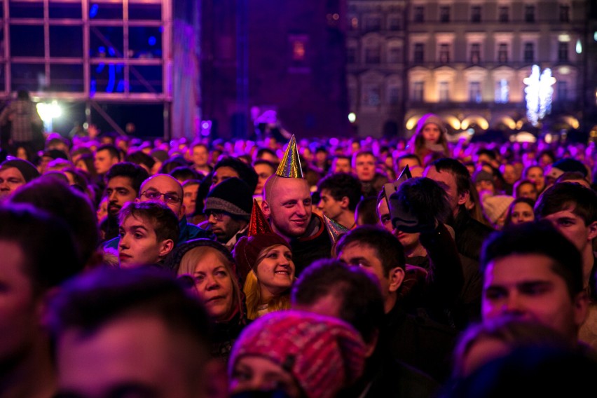 Sylwester 2017 Kraków. Gwiazdy roztańczyły Rynek Główny. Na scenie Kasia Moś, Natalia Nykiel i Bovska [ZDJĘCIA]