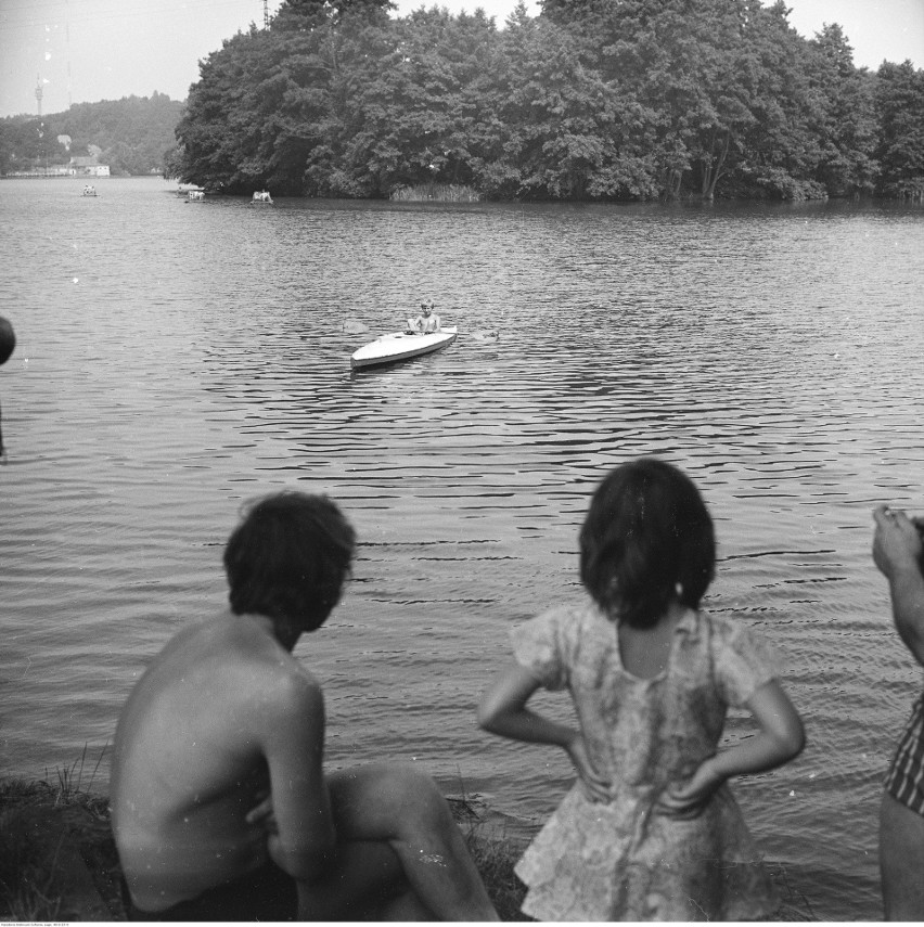 Wypoczynek nad jeziorem (sierpień 1977).