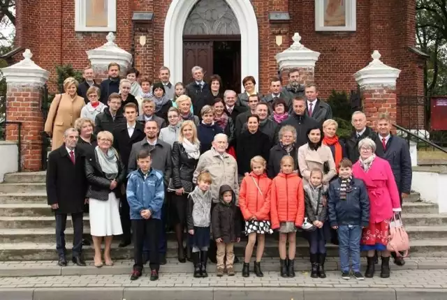 W Byczynie odbył się po raz drugi zjazd rodu Mańkowskich, który rozpoczął się mszą w miejscowym kościele. Podczas uroczystego obiadu w zajeździe w Płowcach przypomniano protoplastów rodu i znanych członków rodziny. Oczywiście nie obyło się bez specjałów kujawskiej kuchni, przygotowanych przez Annę Kapuścińską. W drugim spotkaniu rodu Mańkowskich udział wzięło ponad osiemdziesięciu członków rodziny z  Włocławka, Konina, Lubrańca, Strzelna, Goryszewa, Radziejowa, Byczyny, Bądkowa, Witowa, Kłobii, Starego Radziejowa, Poznania i Torunia. Kolejny, trzeci zjazd odbędzie się za trzy lata - zapowiadają Katarzyna Zielecka i Anna Kapuścińska, organizatorki rodzinnego spotkania.***Sprawdź prognozę pogody - kujawsko-pomorskieźródło: TVN Meteo Active /x-news