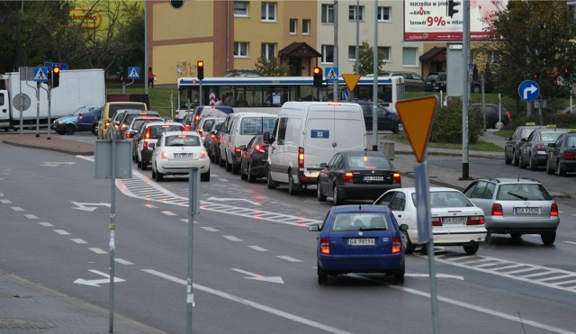 W Gdyni trwają roboty drogowe przy przedłużeniu istniejącego buspasa na ul. Małokackiej