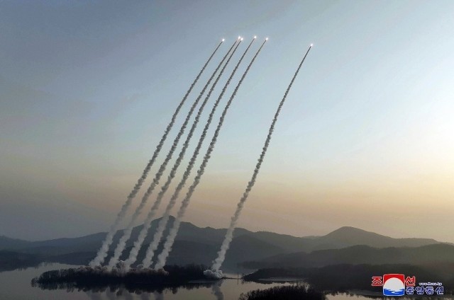 Pjongjang wystrzelił kolejne rakiety. Korea Południowa w stanie "pogotowia"