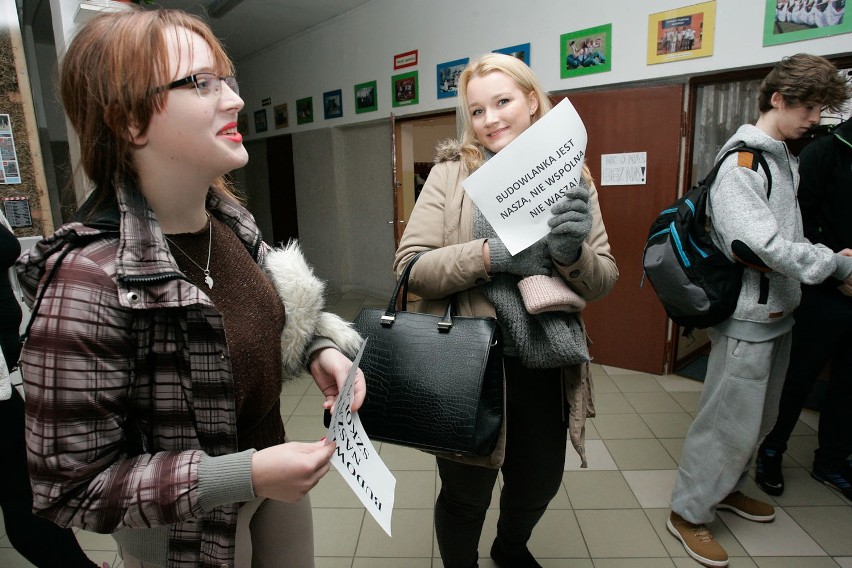 Protestu c.d. Uczniowie budowlanki pikietują przed szkołą (wideo, zdjęcia) 