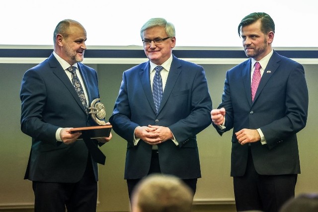 Burmistrz Zatora Mariusz Makuch (z lewej) został laureatem tegorocznego konkursu o nagrodę "Krakowskiego Dukata"