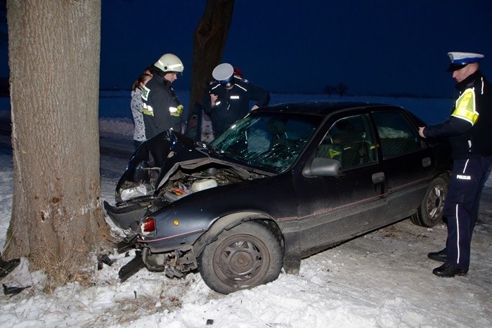 Wypadek. Opel uderzył w drzewo. 3 osoby w szpitalu