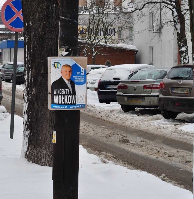 W Tarnobrzegu wciąż widać ślady kampanijne walki na plakaty. Na zdjęciu słup przy ulicy Słowackiego.