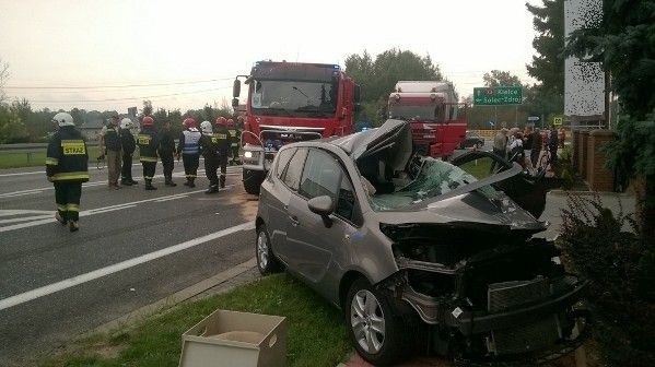 Poważny wypadek na drodze krajowej numer 73 w Stopnicy. Kierowca zmarł