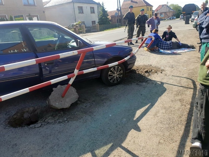 Wypadek w Złotnikach. Opel wjechał w barierki przy szkole