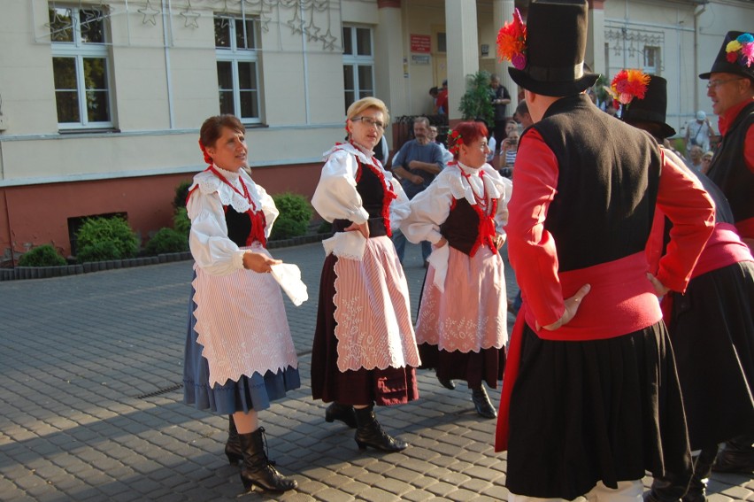 Zespół regionalny "Pałuki" z Kcyni prezentuje klasyczny...