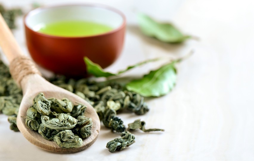 Zielona herbata po pierwsze wspiera proces utraty masy...