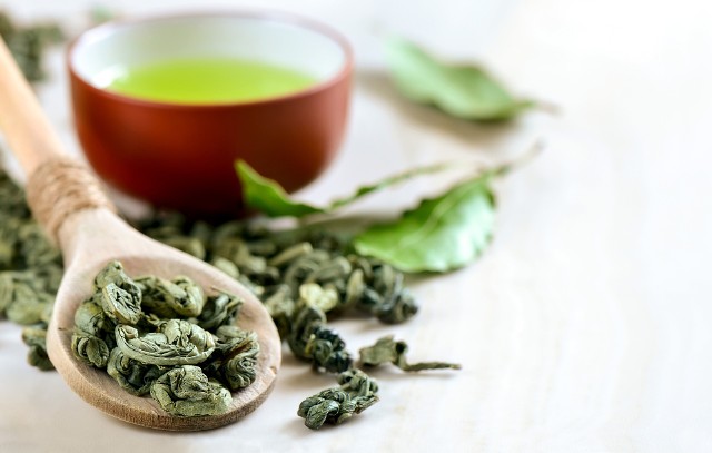 Zielona herbata po pierwsze wspiera proces utraty masy ciała, po drugie pomaga unikać problemów z otyłością.
